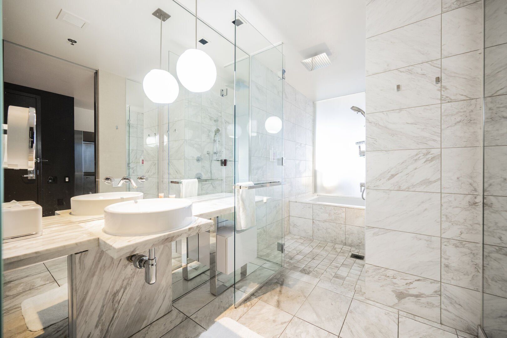 Een douche, een bubbelbad, een haardroger, handdoeken