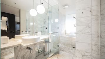 Een douche, een bubbelbad, een haardroger, handdoeken