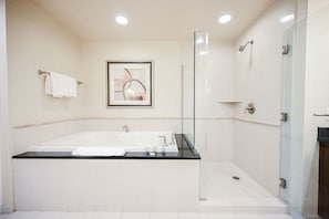 Douche, baignoire Ă jets, sĂšche-cheveux, serviettes fournies