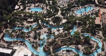 2BD/3BA w/Balcony/Full Kitchen/Pool/Gym