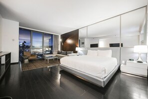 A Room with a Breathtaking View - Studio • No Resort Fee • Free Parking • XM8 (Las Vegas)