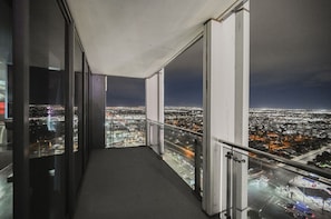 Property grounds - SVS: 1BD Strip View | Jetted Tub | Full Kitchen | Sleeps 4 | Palms Place (Las Vegas)