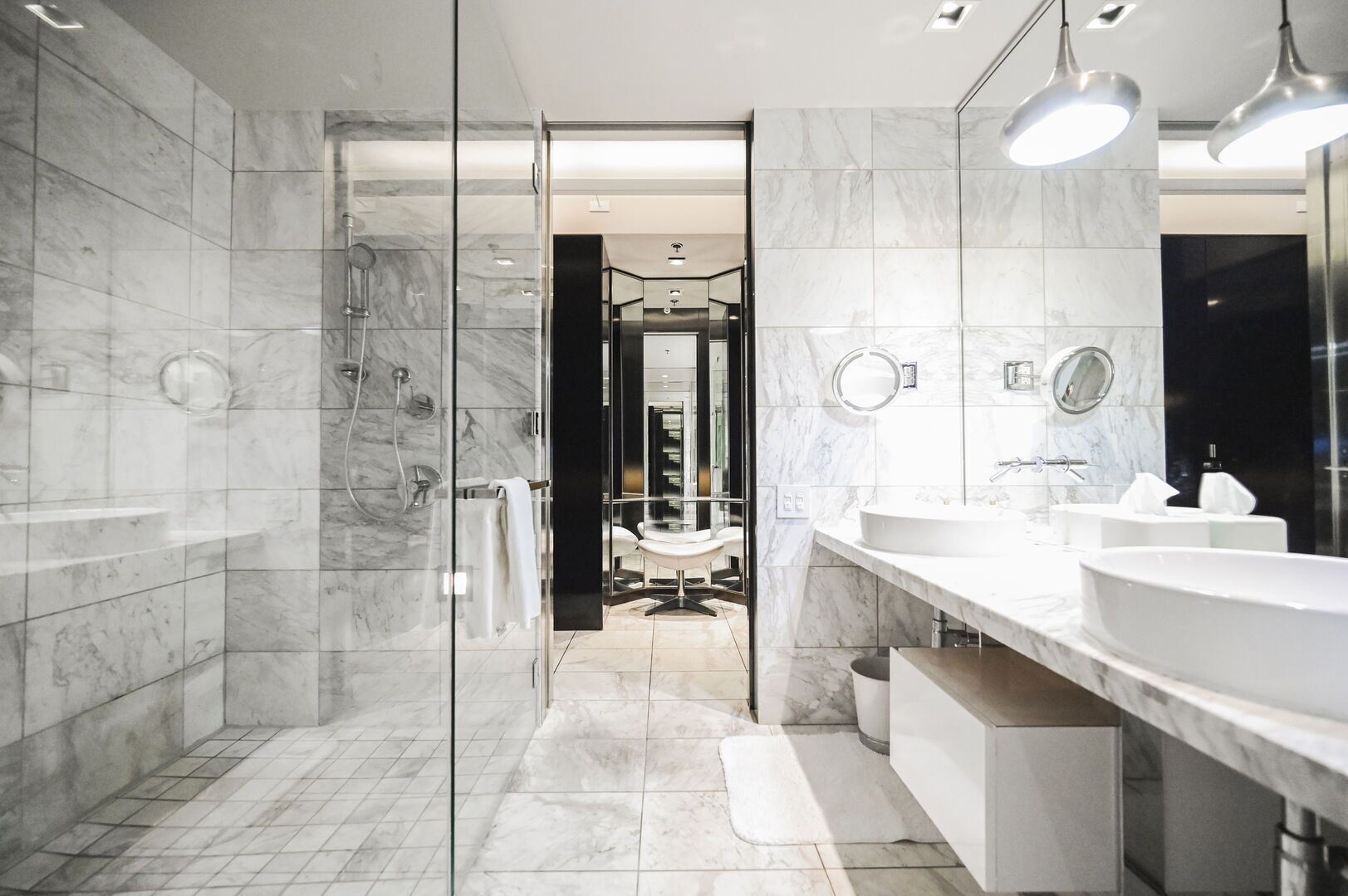 Shower, jetted bath, hair dryer, towels