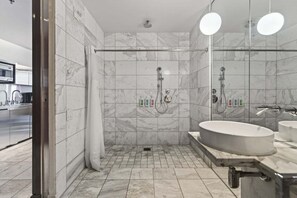 Dusche, Whirlpool, Haartrockner, Handtücher