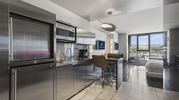 Fridge, microwave, stovetop, dishwasher