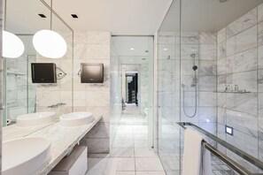Dusche, Haartrockner, Handtücher