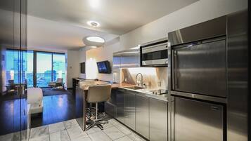 Kühlschrank, Mikrowelle, Herdplatte, Geschirrspüler