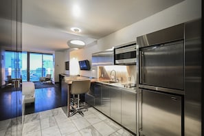 Refrigerador, microondas, parrilla de estufa y lavavajillas