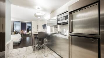 Geladeira, micro-ondas, cooktop, lava-louças