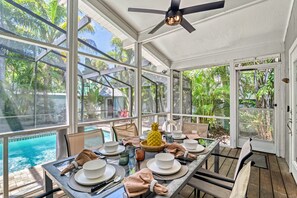 Outdoor dining - 🥥 Coconut House | Shared Heated Pool, Amazing Location Near Main Beach Access! (Siesta Key)