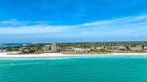 بالقرب من الشاطئ