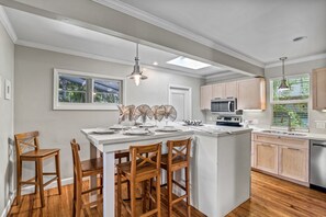 Fridge, microwave, oven, stovetop - 🥥 Coconut House | Shared Heated Pool, Amazing Location Near Main Beach Access! (Siesta Key)