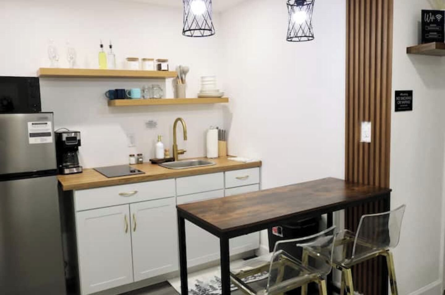 Frigorífico, microondas, horno y placa de cocina