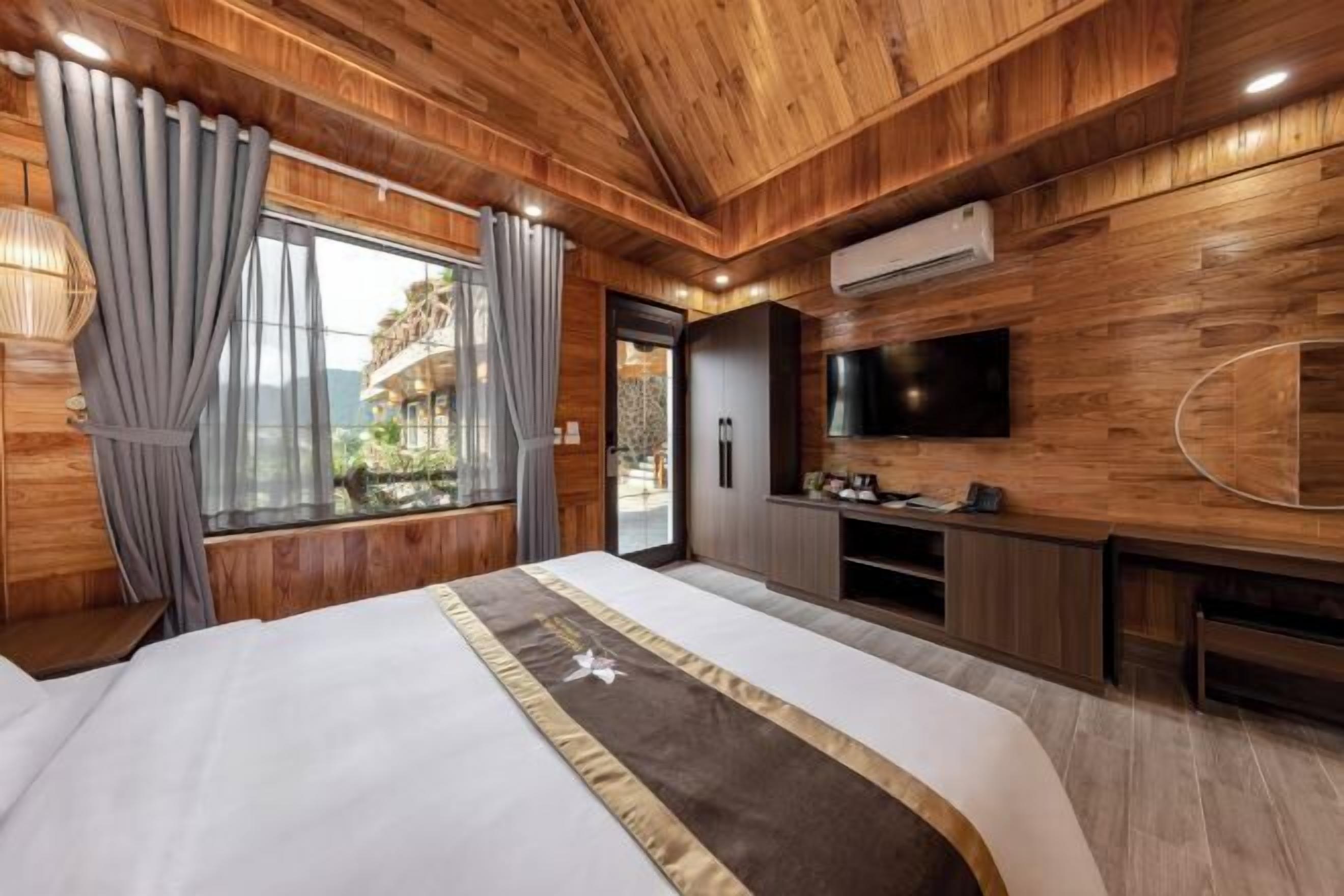 Minibar, desk, laptop workspace, soundproofing