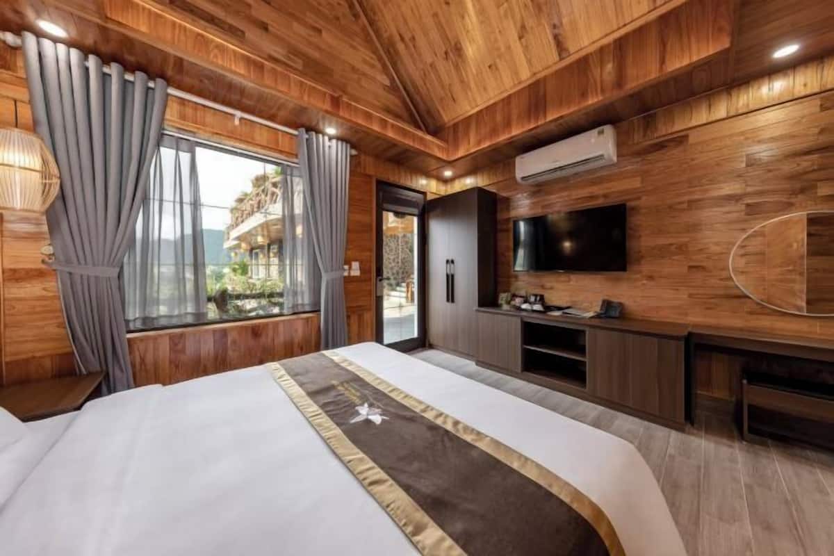 Een minibar, een bureau, een laptopwerkplek, geluiddichte muren