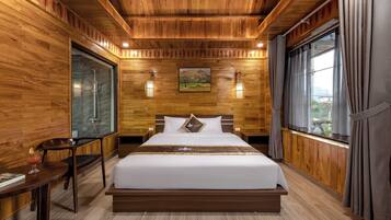 Minibar, escritorio y espacio para trabajar con laptop