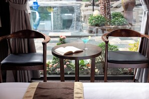 Kamar Twin Keluarga, pemandangan kolam renang | Minibar, meja kerja, ruang kerja ramah laptop, dan kedap suara