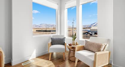 Charming 3-bedroom townhome with WiFi, AC in lovely small community