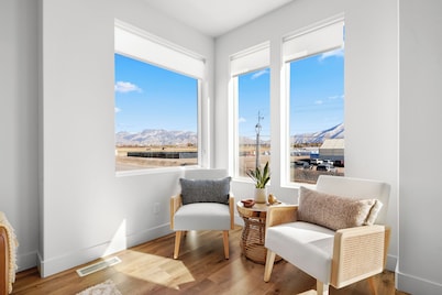 Charming 3-bedroom townhome with WiFi, AC in lovely small community
