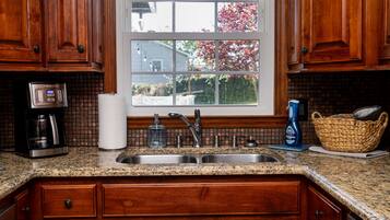 Mikrobølgeovn, ovn, kokeplater og oppvaskmaskin