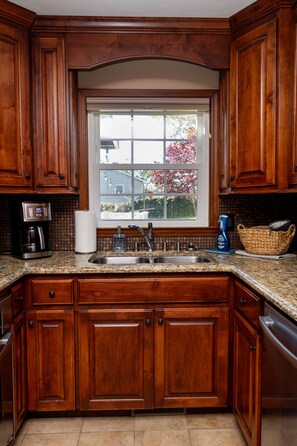 Mikrobølgeovn, ovn, kokeplater og oppvaskmaskin