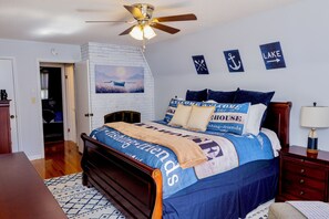 5 bedrooms, iron/ironing board, free WiFi, bed sheets - Hailey’s Lake House with Pool and Hot Tub. (Inman)