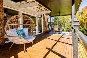 Outdoor dining - Hailey’s Lake House with Pool and Hot Tub. (Inman)