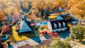 Un quartier résidentiel doté d’une piscine, d’une maison à toit en pente et d’un quai pour bateaux.