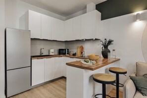 Kühlschrank, Mikrowelle, Ofen, Herdplatte