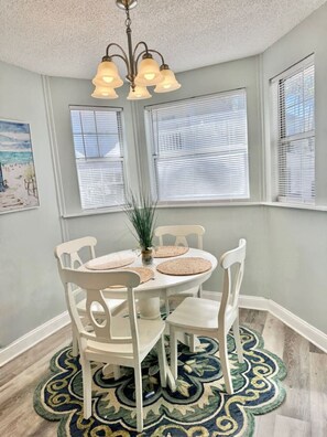 Dining - 2BR Beach Cottage-Ocean Lakes-Bright & Airy-Free Golf Cart (Myrtle Beach)