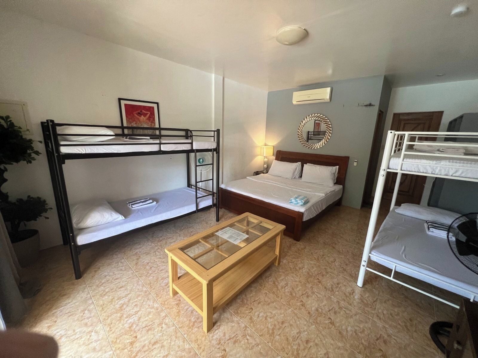 Suíte estúdio família | Cofres nos quartos, individualmente mobiliados