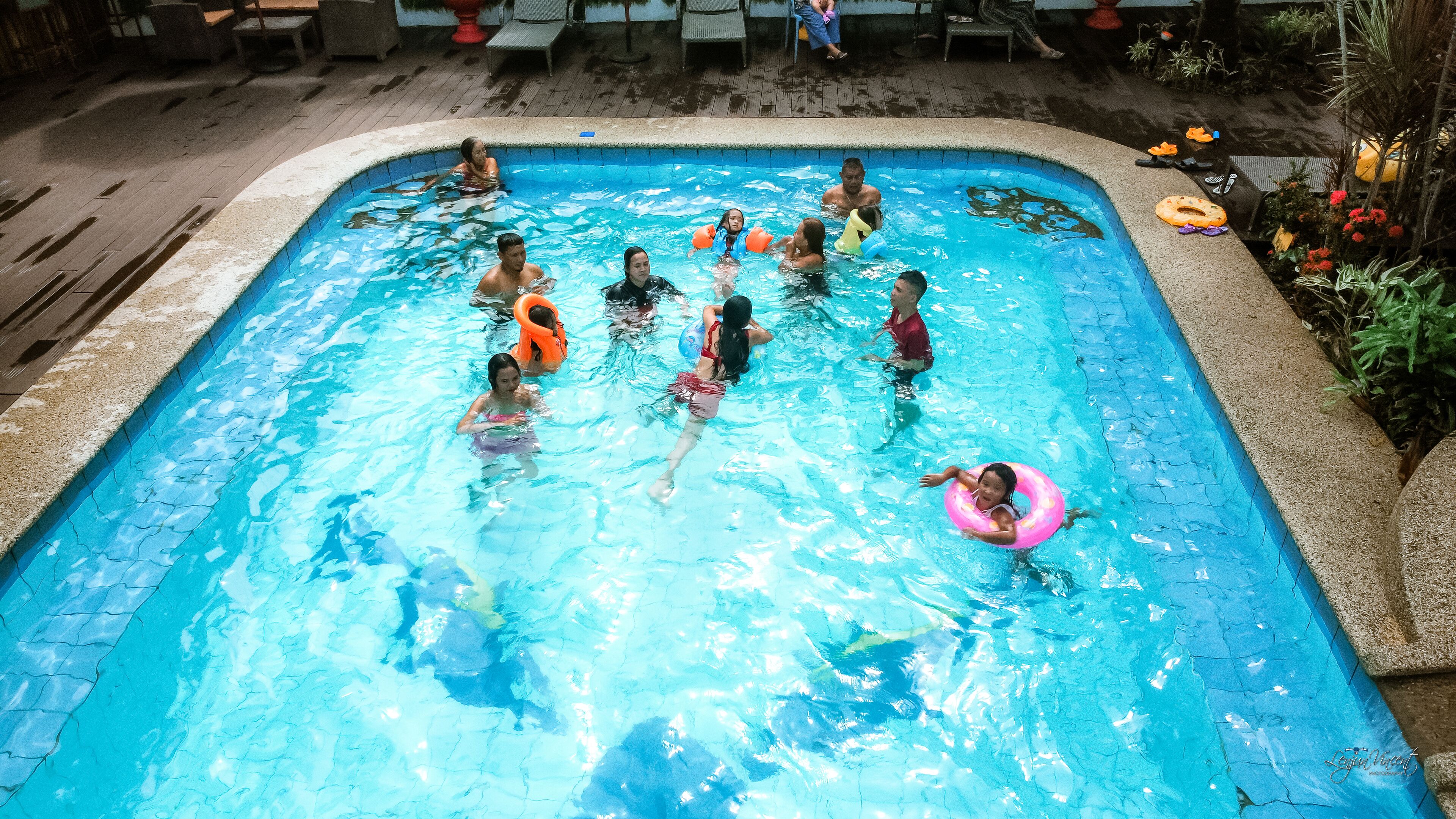 Außenpool, geöffnet von 08:00 Uhr bis 23:00 Uhr, Sonnenschirme