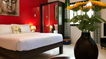 Caja de seguridad en la habitación y muebles diferentes