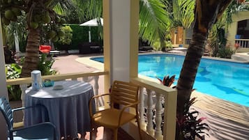 Piscine extérieure, parasols de plage, chaises longues