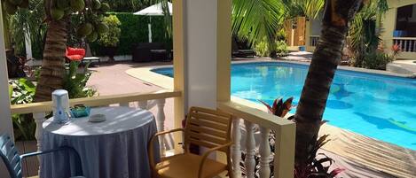 室外泳池;08:00 至 23:00 開放;泳池傘、躺椅