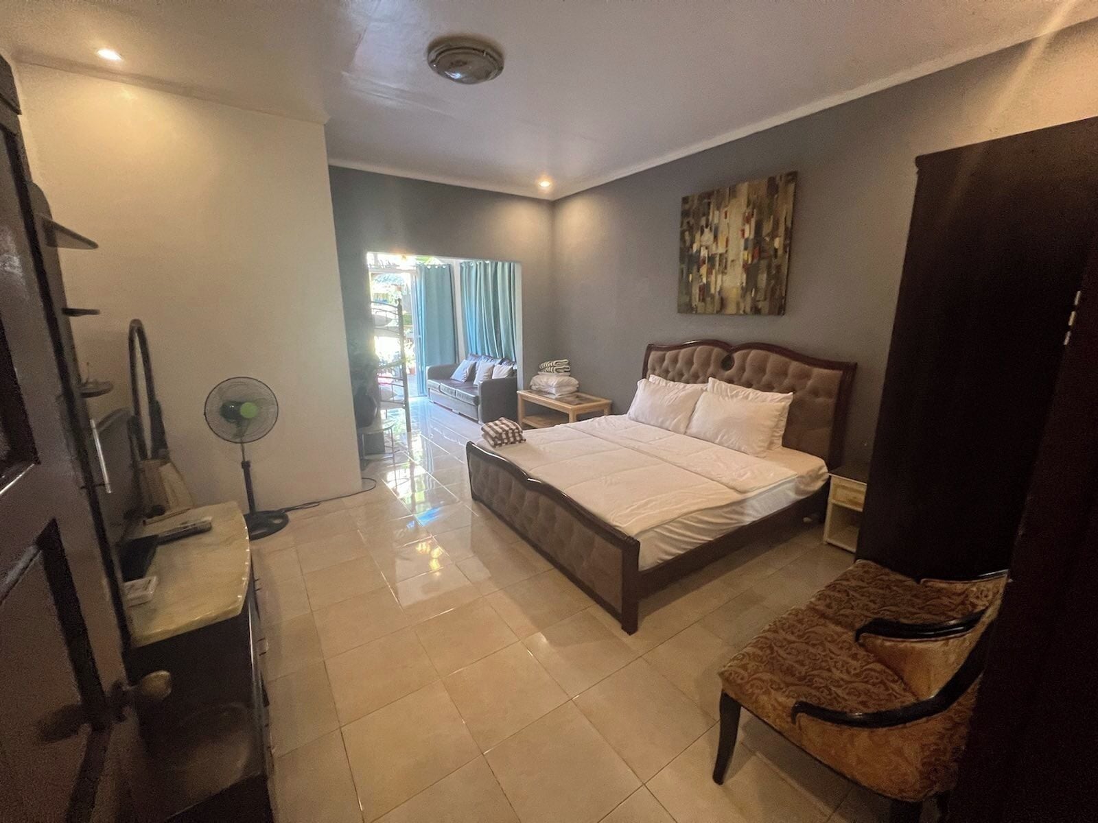 Suíte estúdio família | Cofres nos quartos, individualmente mobiliados