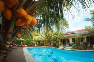 Studio Suite, Pool View | Terrace/patio