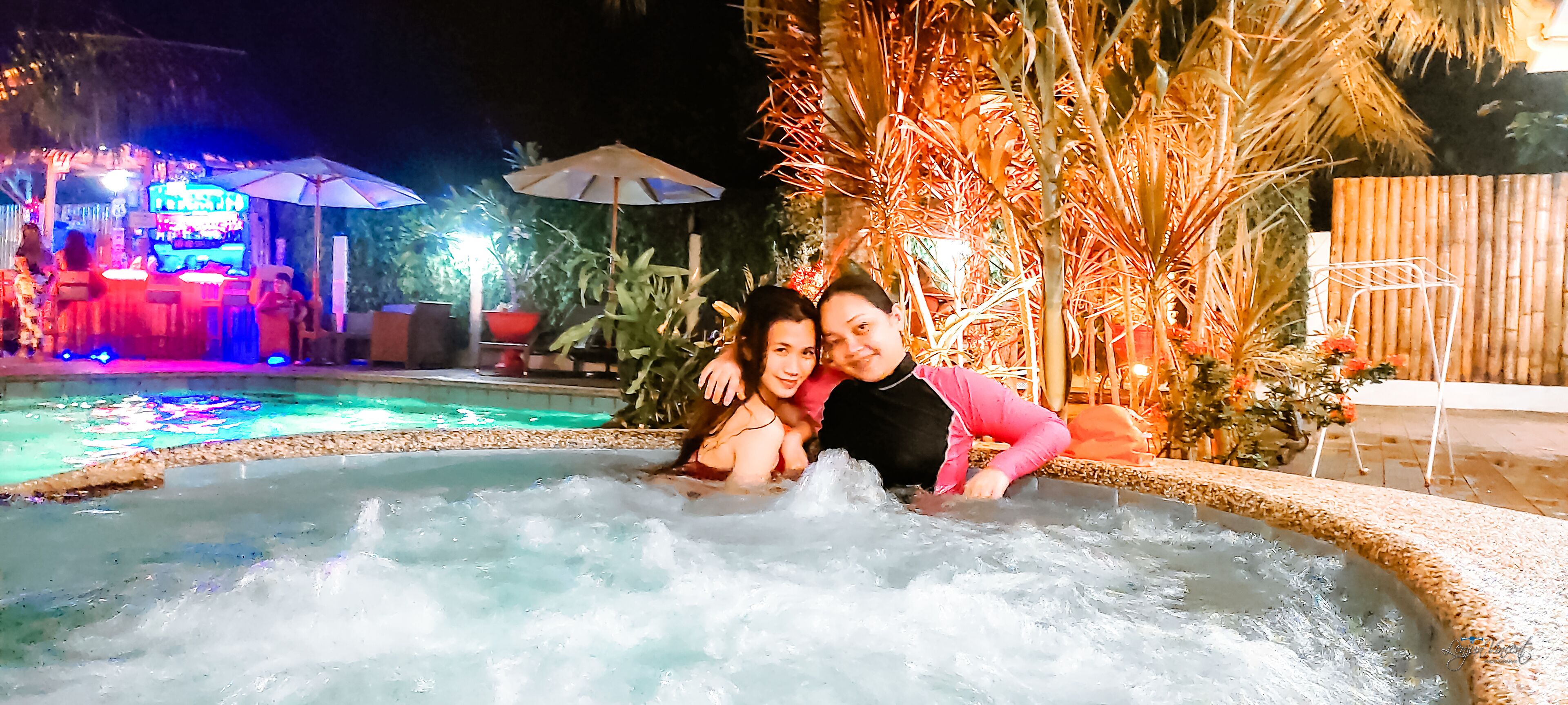 Una piscina al aire libre, sombrillas, sillones reclinables de piscina