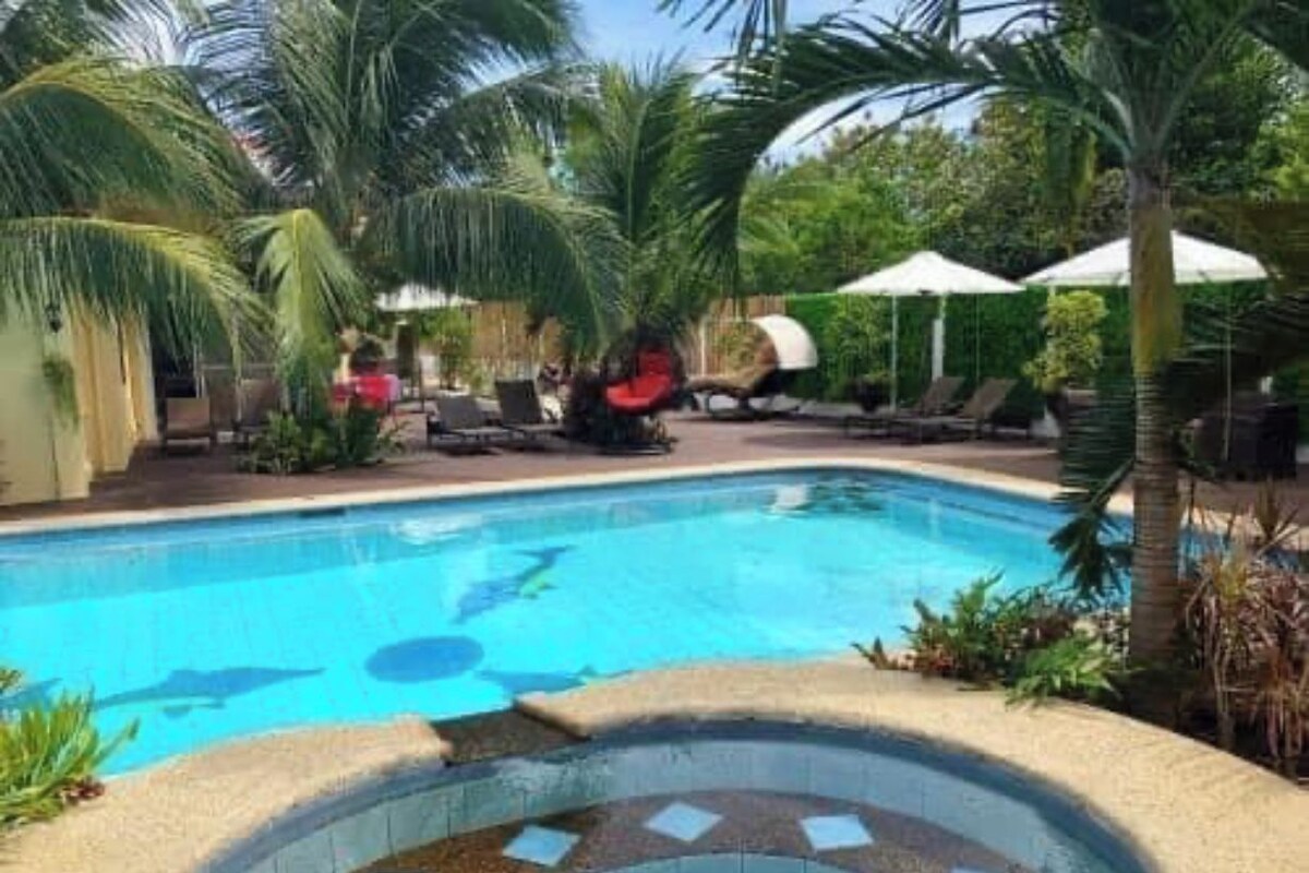 Deluxe Studio Suite | In-room safe, iron/ironing board, WiFi (free), individually furnished