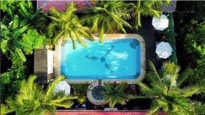 Udendørs pool, åben fra kl. 08.00 til kl. 23.00, parasoller, liggestole