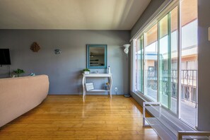 Smart TV - Steps to Ocean Bliss; Entire 1 BD/1 BATH Condo (Long Beach)