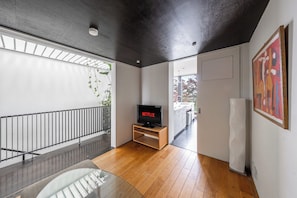 Flat-screen TV - TOWNHOUSE ASAHIKAWA (Asahikawa)