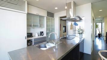 Frigorifero, microonde, piano cottura, bollitore elettrico