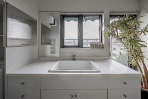 免费洗浴用品、吹风机、拖鞋、坐浴桶
