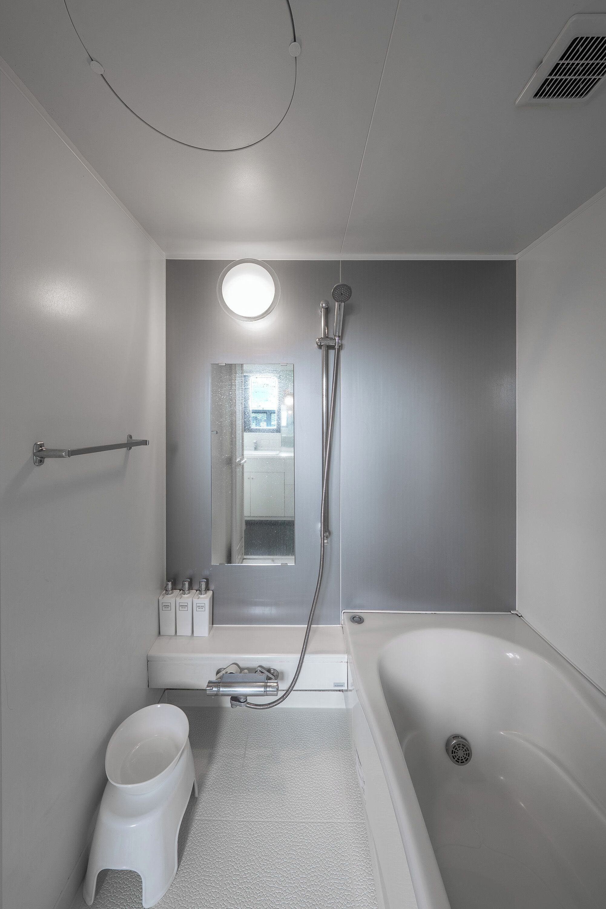 Un baño moderno con una bañera, ducha e inodoro.