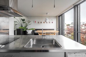 Fridge, microwave, stovetop, electric kettle - TOWNHOUSE ASAHIKAWA (Asahikawa)