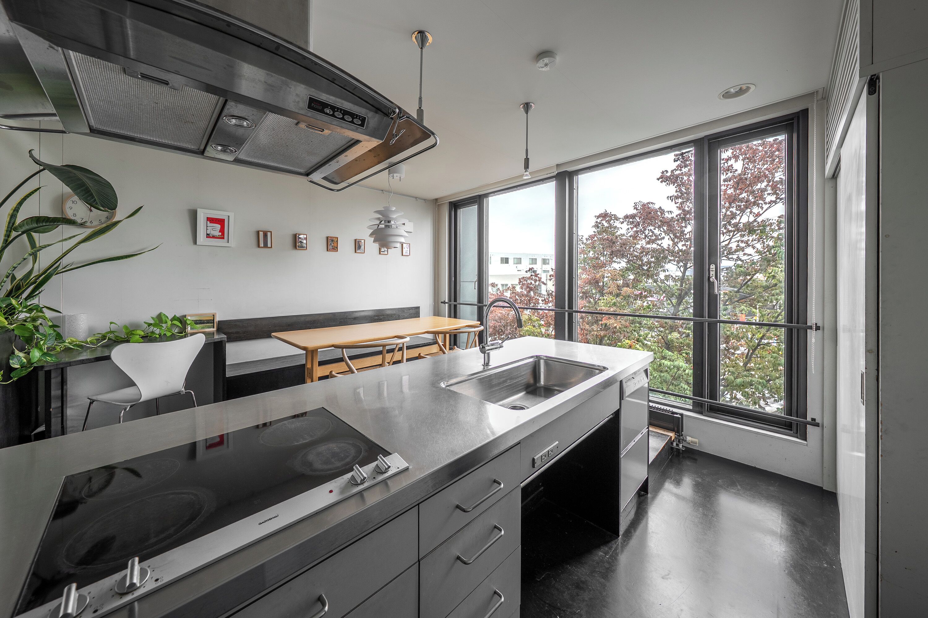 Refrigerador, microondas, parrilla de estufa y tetera eléctrica 