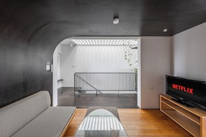 Flat-screen TV - TOWNHOUSE ASAHIKAWA (Asahikawa)