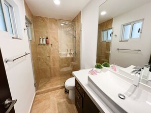 Deluxe appartement, uitzicht op kanaal | Badkamer | Gratis toiletartikelen, handdoeken, zeep, shampoo