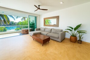 Deluxe-íbúð - útsýni yfir skipaskurð | Stofa | 75-tommu LCD-sjónvarp með stafrænum rásum, Netflix, bækur.